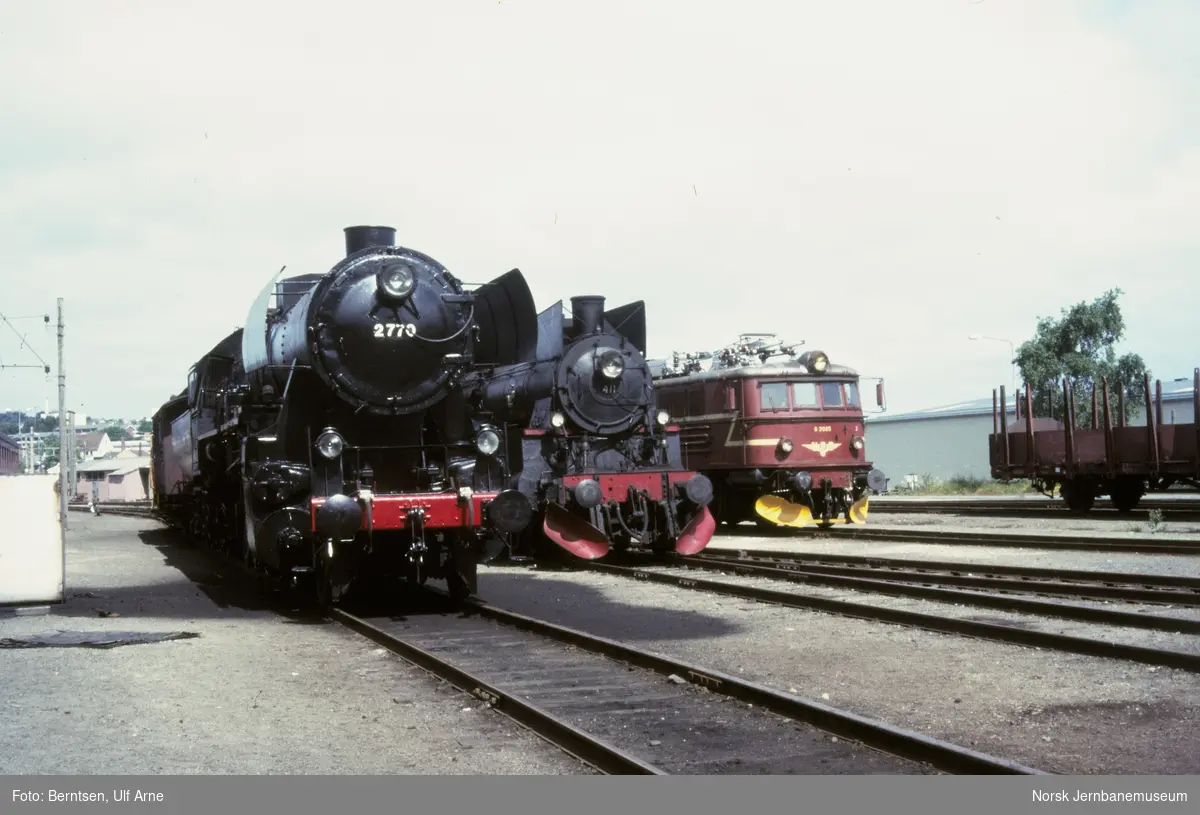 Damplokomotiv 63a 2770, 26c 411 og elektrisk lokomotiv El 8 2065 ved Kvaleberg i Stavanger