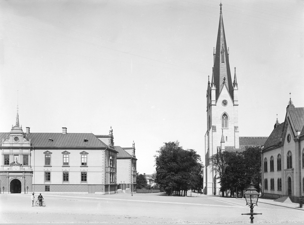 Välbekanta byggnader i Linköping i från vänster Linköpings slott, stiftets domkyrka och stadens läroverk. Vy mot norr 1893.