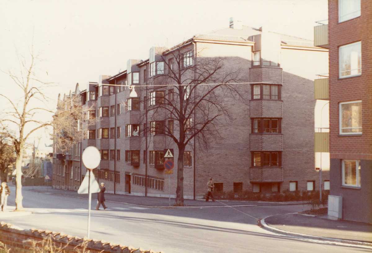 Kvarteret Kalla fotograferas efter uppförandet av byggfirman Anders Diös i oktober 1973. Adressen är Kristinagatan 21.
