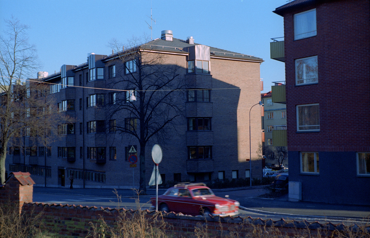 Kvarteret Kalla mot Kristinagatan 21 i Västerås. Bilderna är tagna i samband med uppförandet 1972-1973 av byggnadsfirman Anders Diös AB.