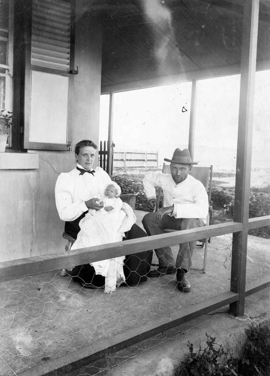 William MacLean Homann og kona Helen med sønnen Henry. På verandaen i Afrika.