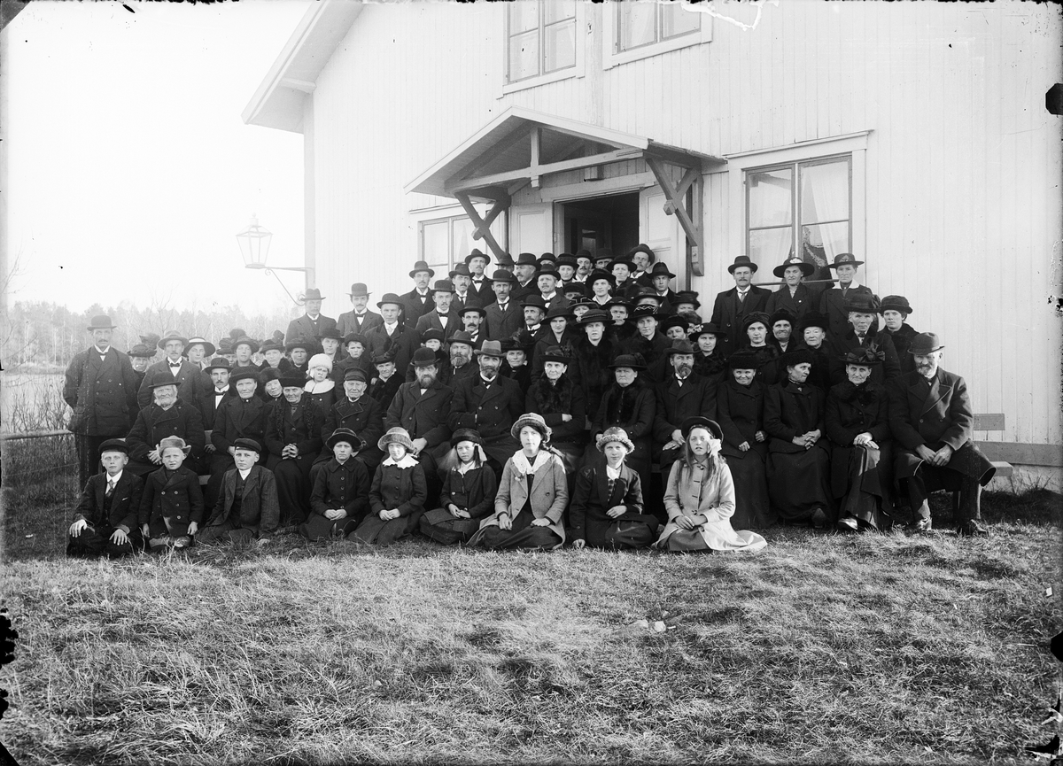 Män, kvinnor och barn samlade framför Spångby missionshus, Alunda, Uppland