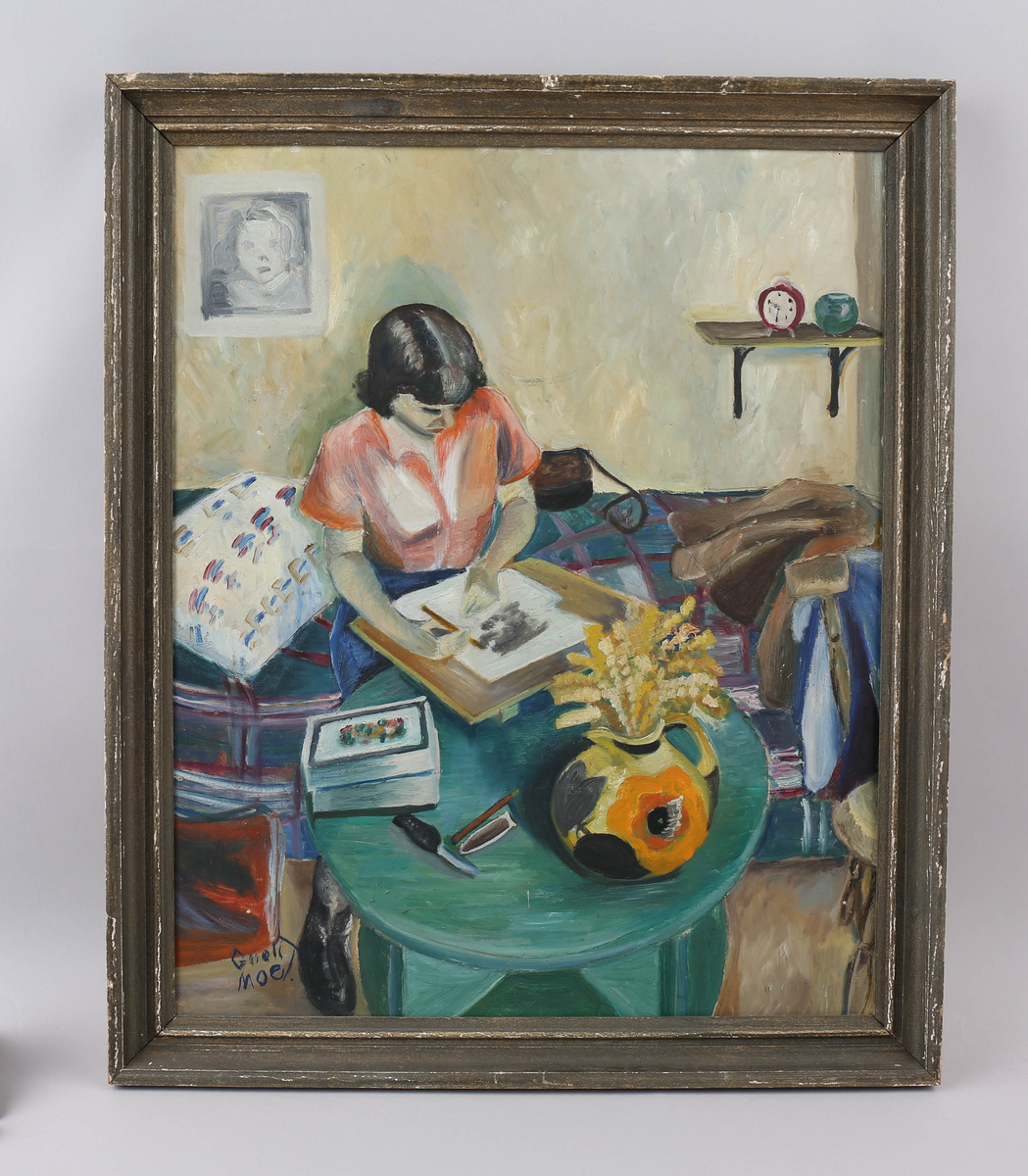 Oljemåleri på plate. Fleirfarga motiv av kvinne som sit ved eit bord og teiknar. Måleriet har konkavt profilert, måla ramme.
