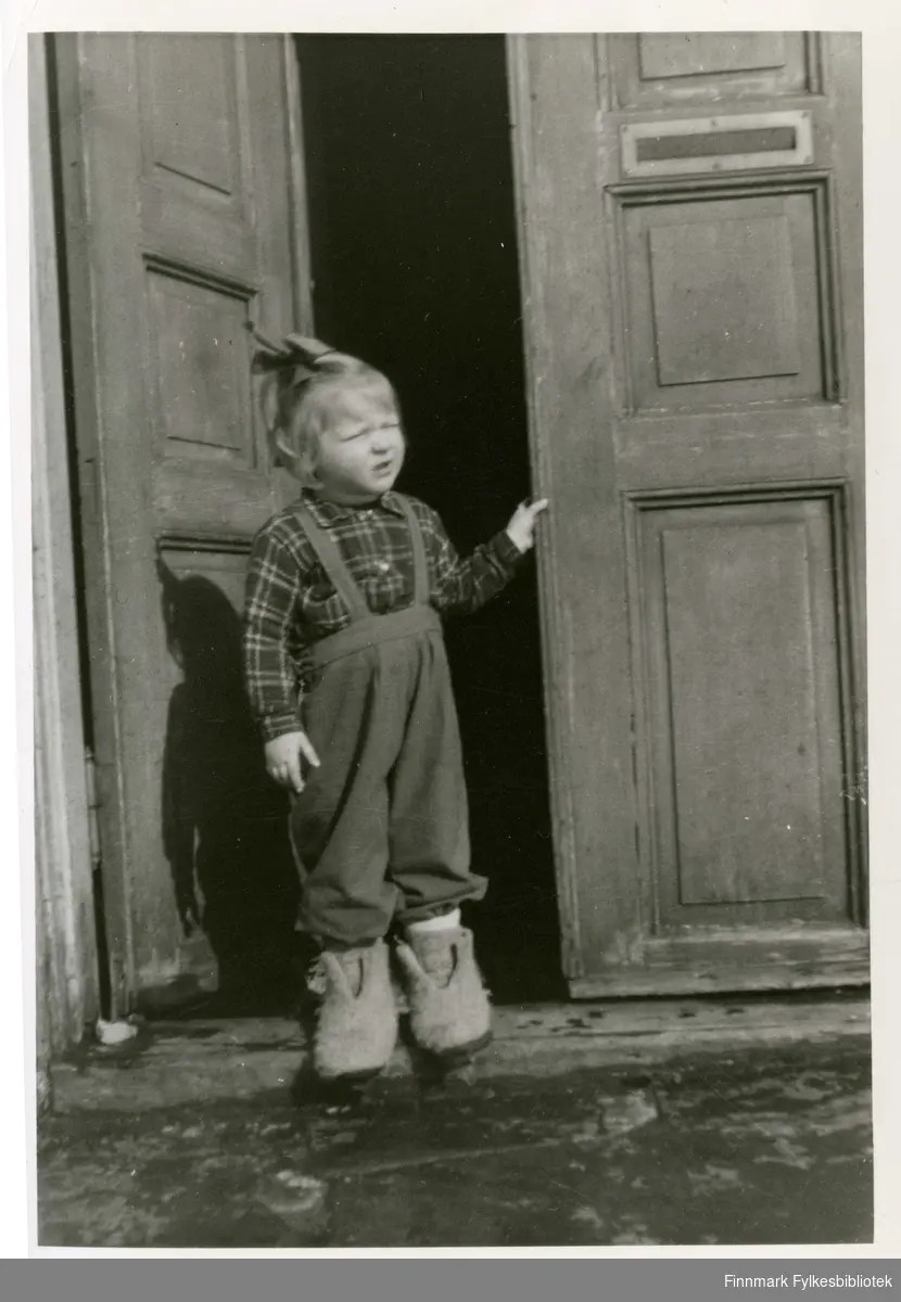 Berit Alexandersen, søster til Eli. 1941, på forsiden av huset i Mellomgata. Postkasse montert i døren.