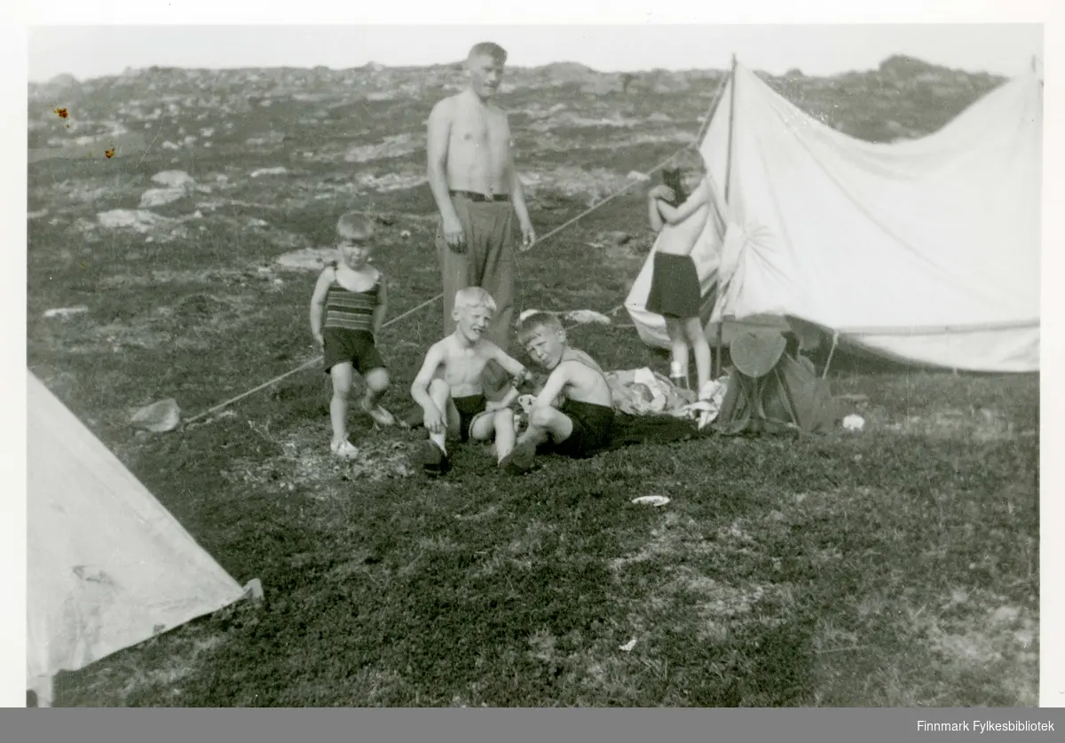 Familien Alexandersen på telttur i Repparfjorden med katta rundt 1940. Teltet oppslått. 