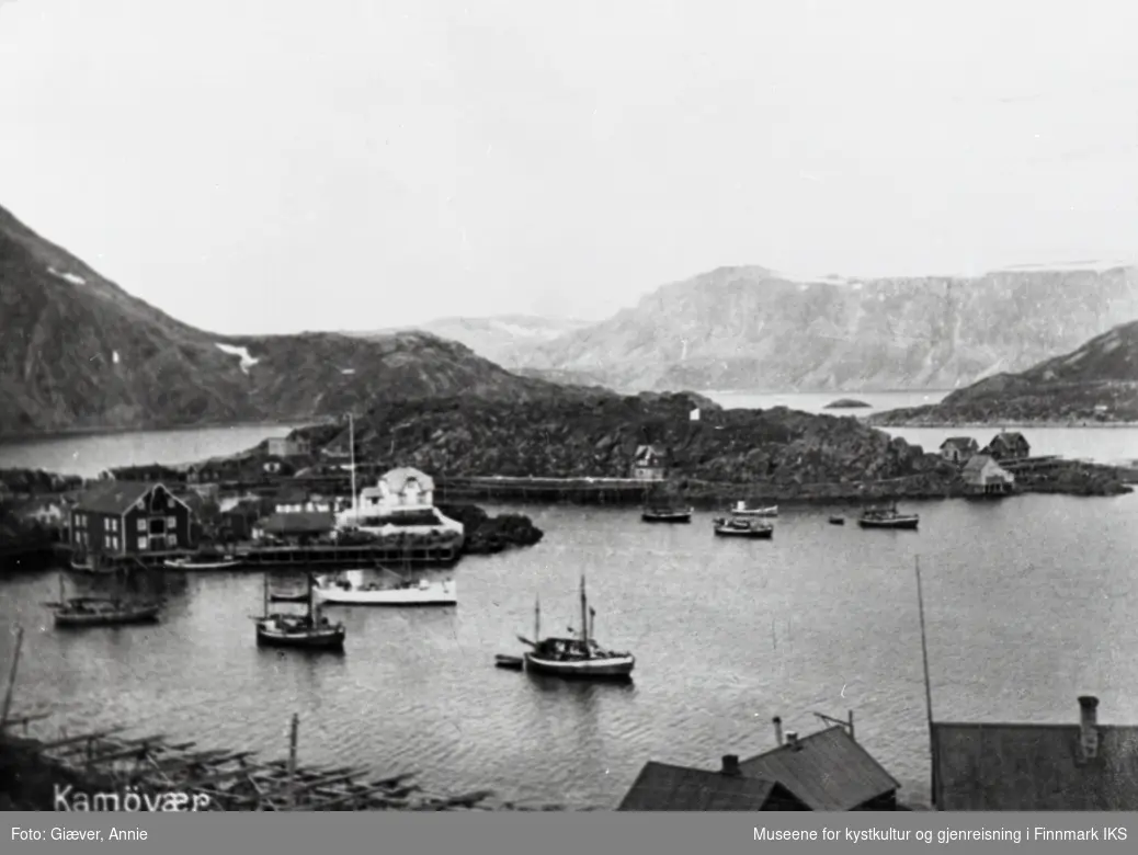 Kamøyvær. Bebyggelse med fiskehjeller langs fjære og fiskebåter i havna. 1924.