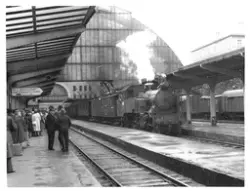 Damplokomotiv type 32a nr. 283 eller 289 med persontog på Be