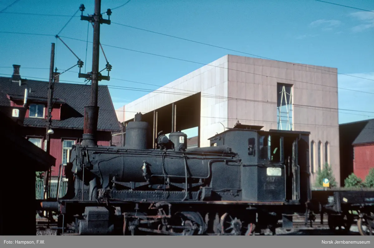 Hensatt damplokomotiv type 25e 487 utenfor lokomotivstallen på Hamar stasjon
