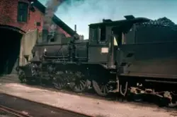 Damplokomotiv type 27a nr. 248 ved lokomotivstallen på Kongs