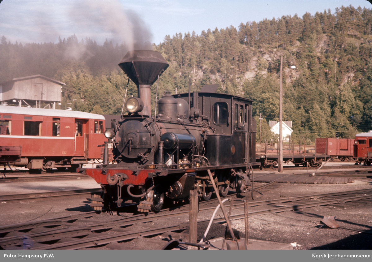 Setesdalsbanens damplokomotiv type XXI nr. 5 utenfor lokomotivstallen på Grovane stasjon