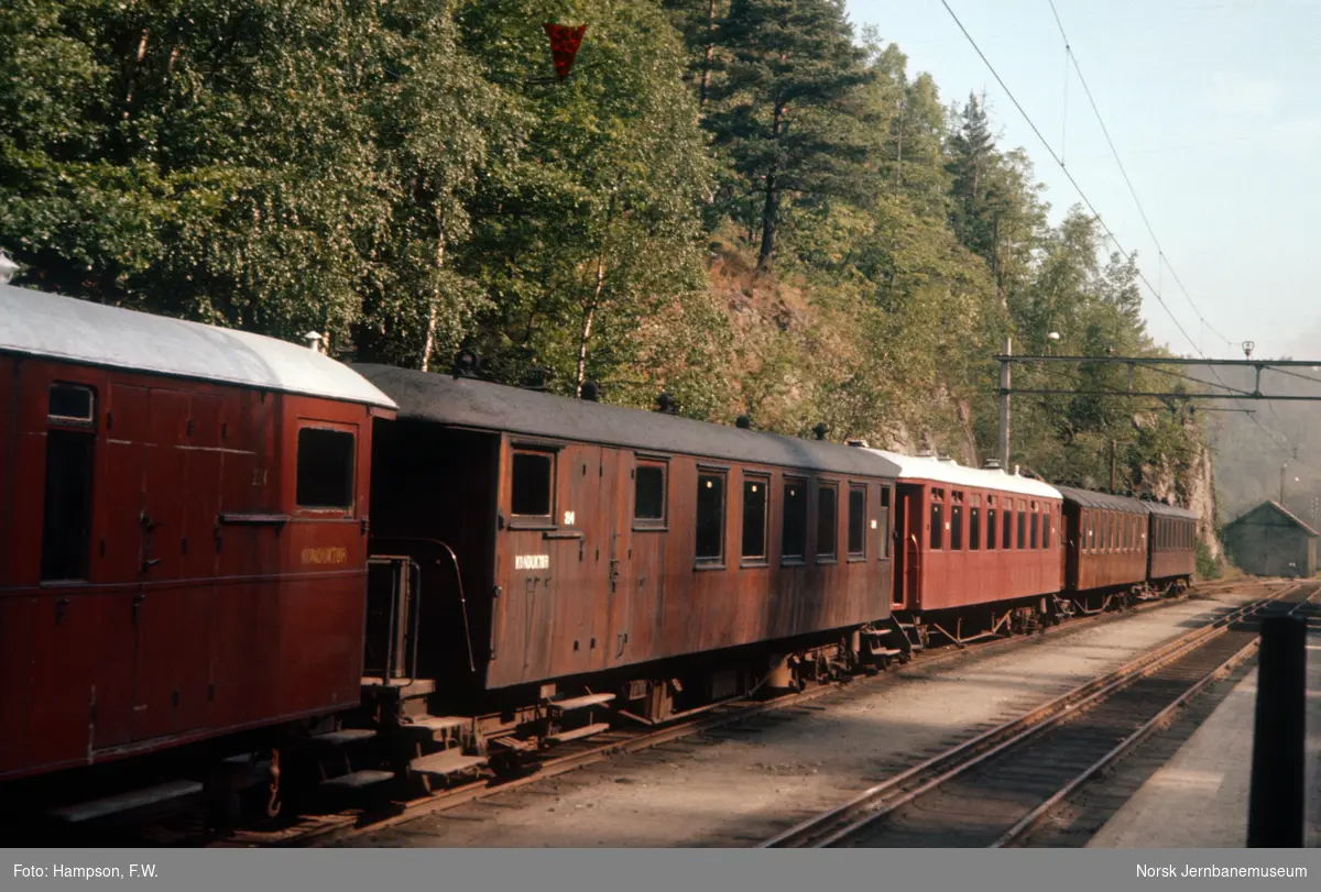 Noen av Setesdalsbanens personvogner på Grovane stasjon