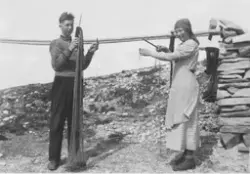 Ola Løkken (f. 1917) og Anne Dalen (f. 1909 g. Blikken) grei