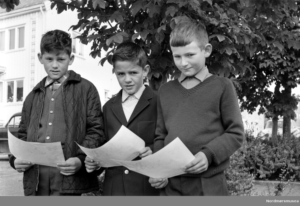Fotoserie i følge negativholder: "Første skoledag på Innlandet." Foto dateres til august 1966. Fra Romsdalspostens arkiv.