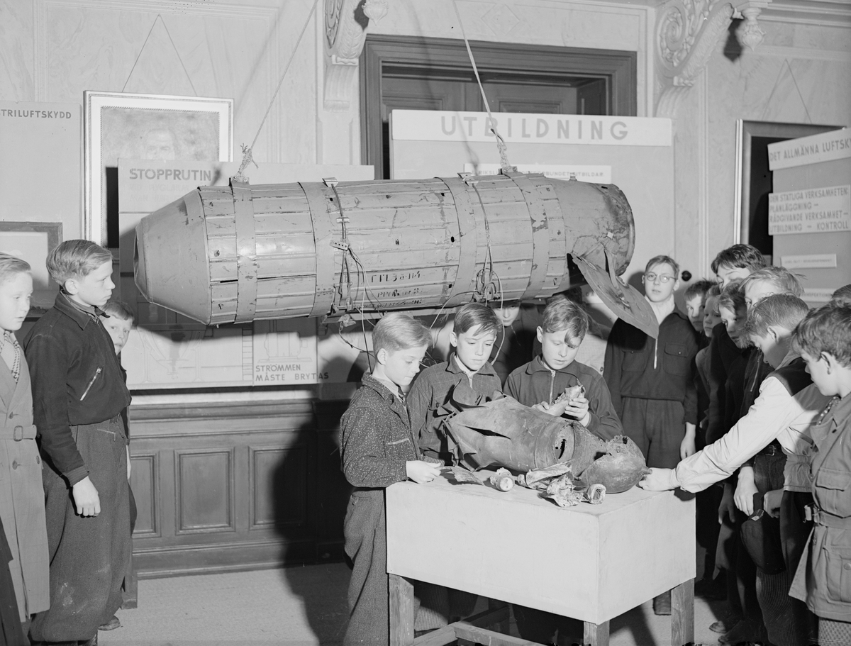 År 1940 och orostider i världen. I flygstaden Linköping var man inte minst orolig för luftangrepp, varför man i stadshuset anordnade en upplysande utställning om just luftskydd. I bildseriens första tagning ses landshövding Karl Tiselius inviga utställningen.