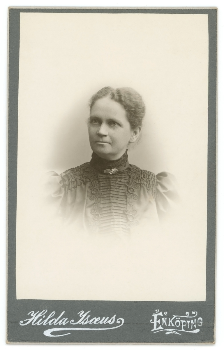 Svartvit porträtt av fru Hulda Ström ( står på fotografiets baksida).
