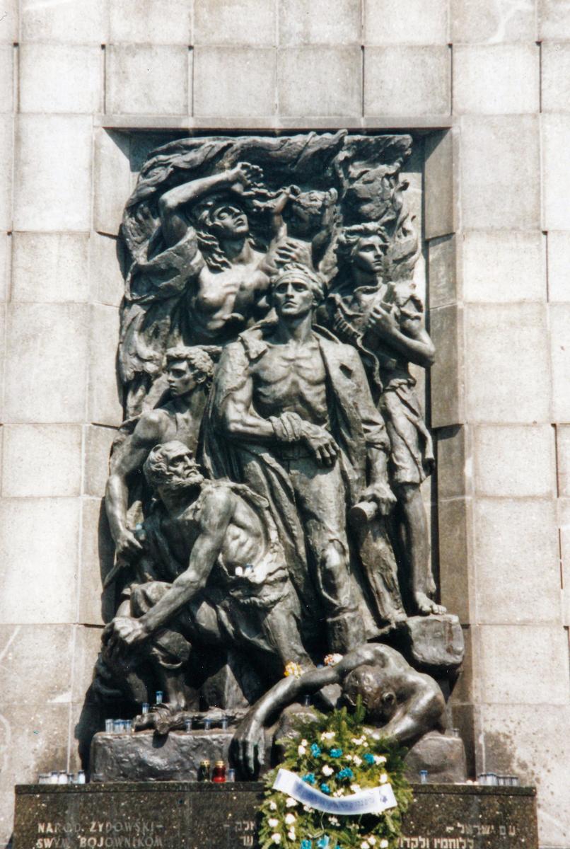 Monumentet över gettots hjältar i Warszawa. Resa till Polen med P 4 kamratförening i maj 2002.