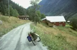 På sykkel i Underdal i Tokke kommune i Telemark