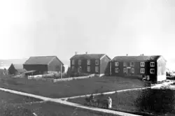 Gårdene på Valle omkring 1890. To bolighus og en fjøs/låve p
