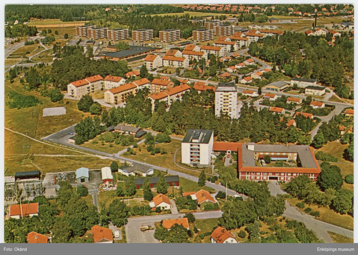 Vykort med flygfoto över bostadsområdena Enögla och Galgvreten, Enköping. Nere till höger i bild ser vi den kvadratiska Ljunggården och uppe i högra hörnet ser vi lite av Linbanefabriken skymta. Fotgraferat 1975 enligt förlaget.