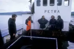Unifisk, Tromsø 1974 : 5 menn samlet på dekk ombord båten "P
