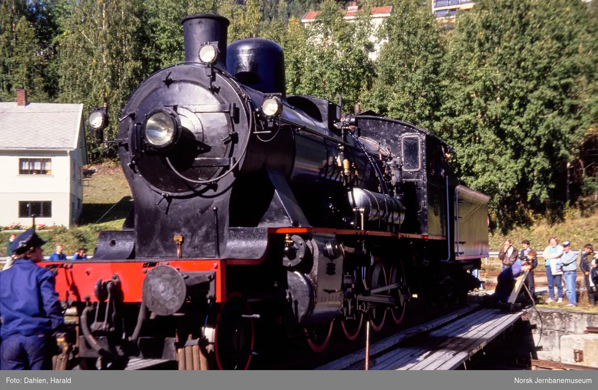 Damplokomotiv 24b nr. 236 med veterantog på svingskiven på Rødberg stasjon