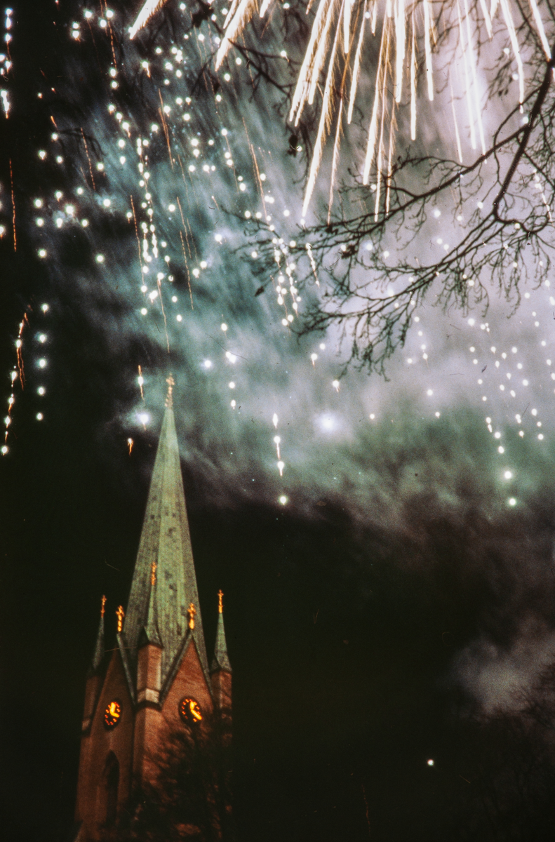 Stämningsfull kvällsbild på Linköpings domkyrka.

Om Linköpings domkyrka:
Linköpings romanska domkyrka uppfördes under 1100-talets första årtionden och har sedan dess byggts om i omgångar. Det nygotiska tornet är 107 meter högt. 

Bilder från staden Linköping digitaliserade från diapositiv. Bilderna är från 1970-1990-talet.