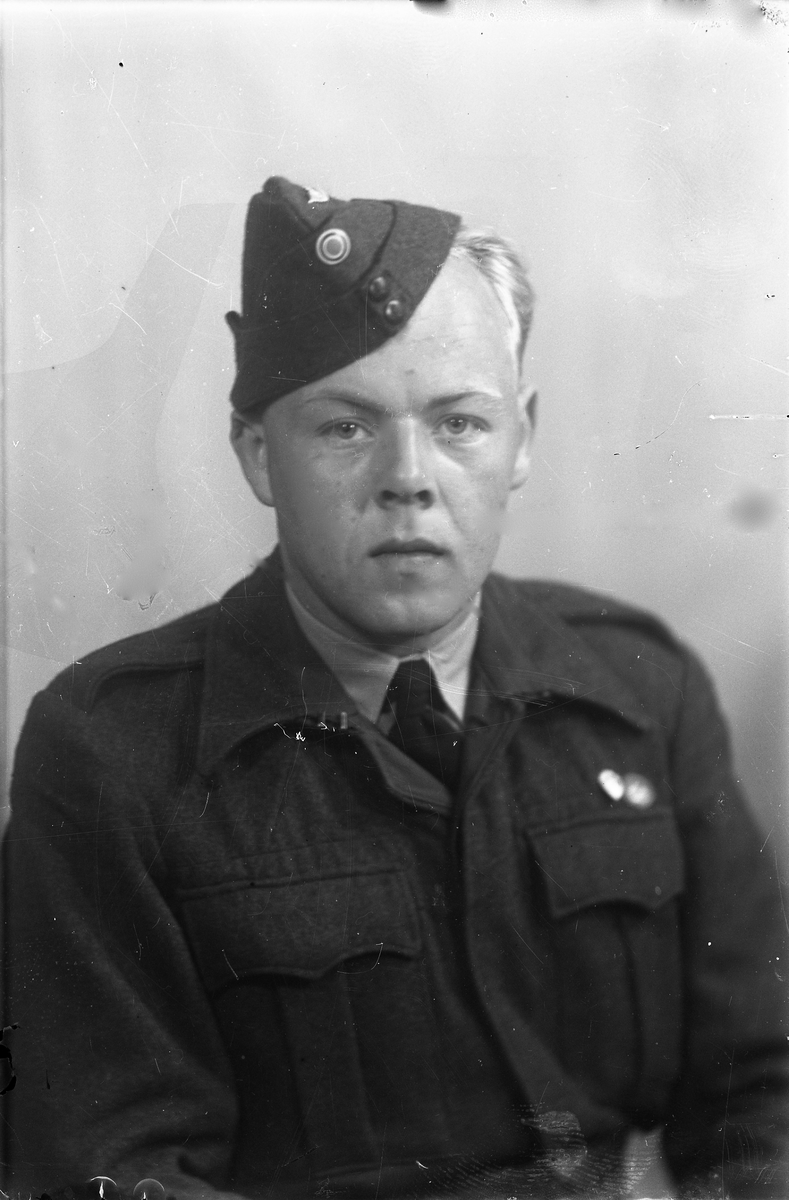Portrett av ung mann i uniform