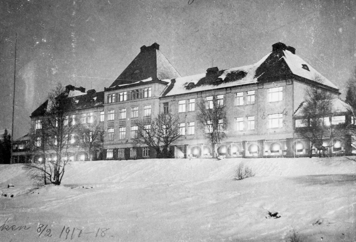 Exteriör av Lia Sanatorium upplyst kvällstid 1917-1918 vintertid.
