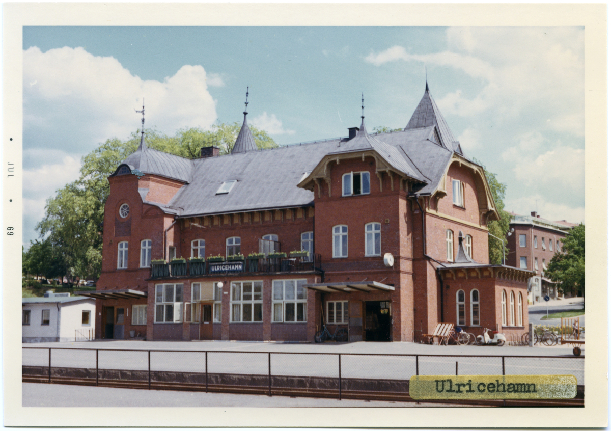 Vy över Ulricehamn Station. Byggnadsår 1906. arkitekt Axel Peterson. Halmstad.
