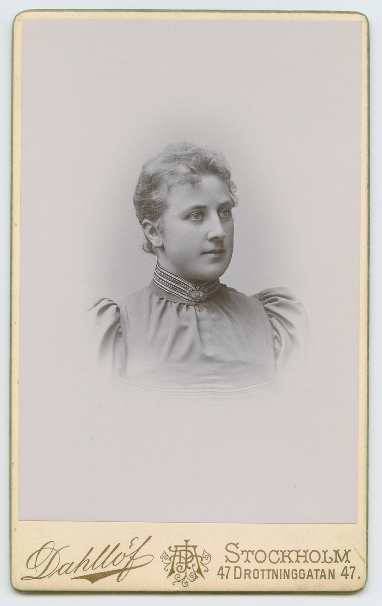 Porträtt på Hilda Molinie. Gift med kapten Samuel Arfwidsson, Jönköping.