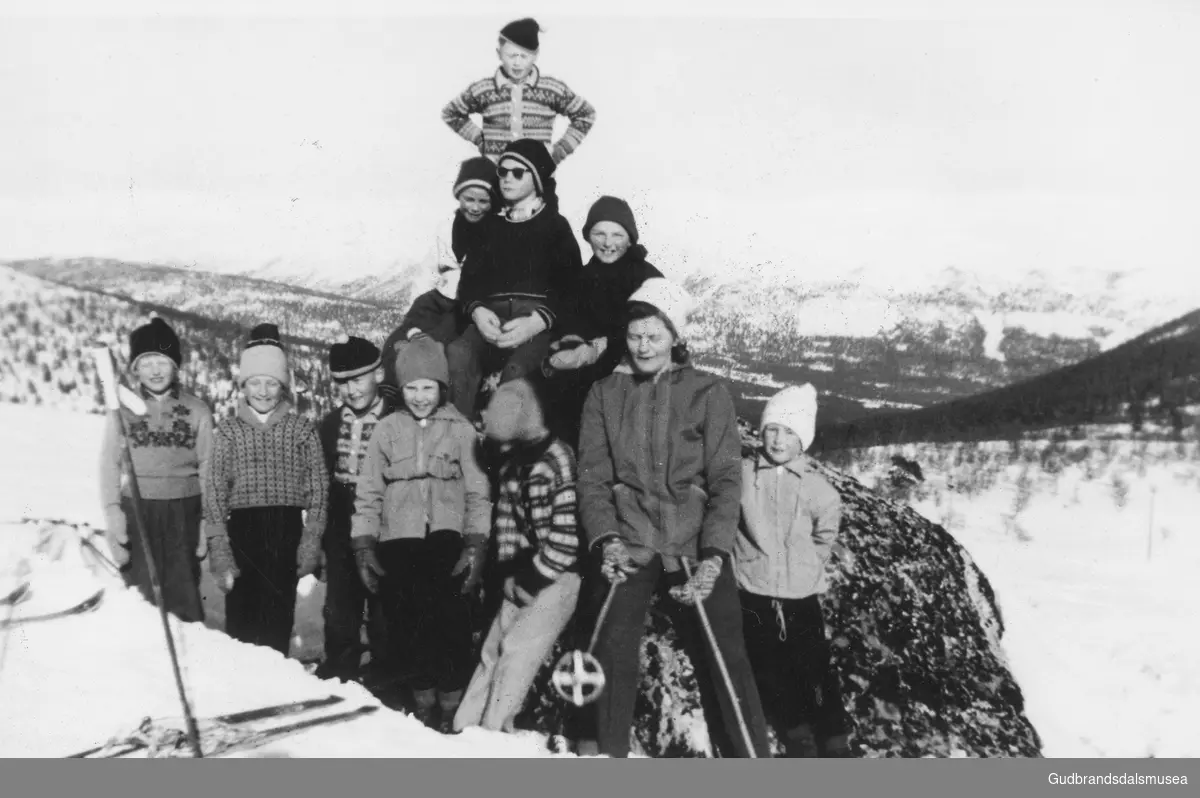Elevar frå Bråtå skule på skitur tio Bråtå-åsen