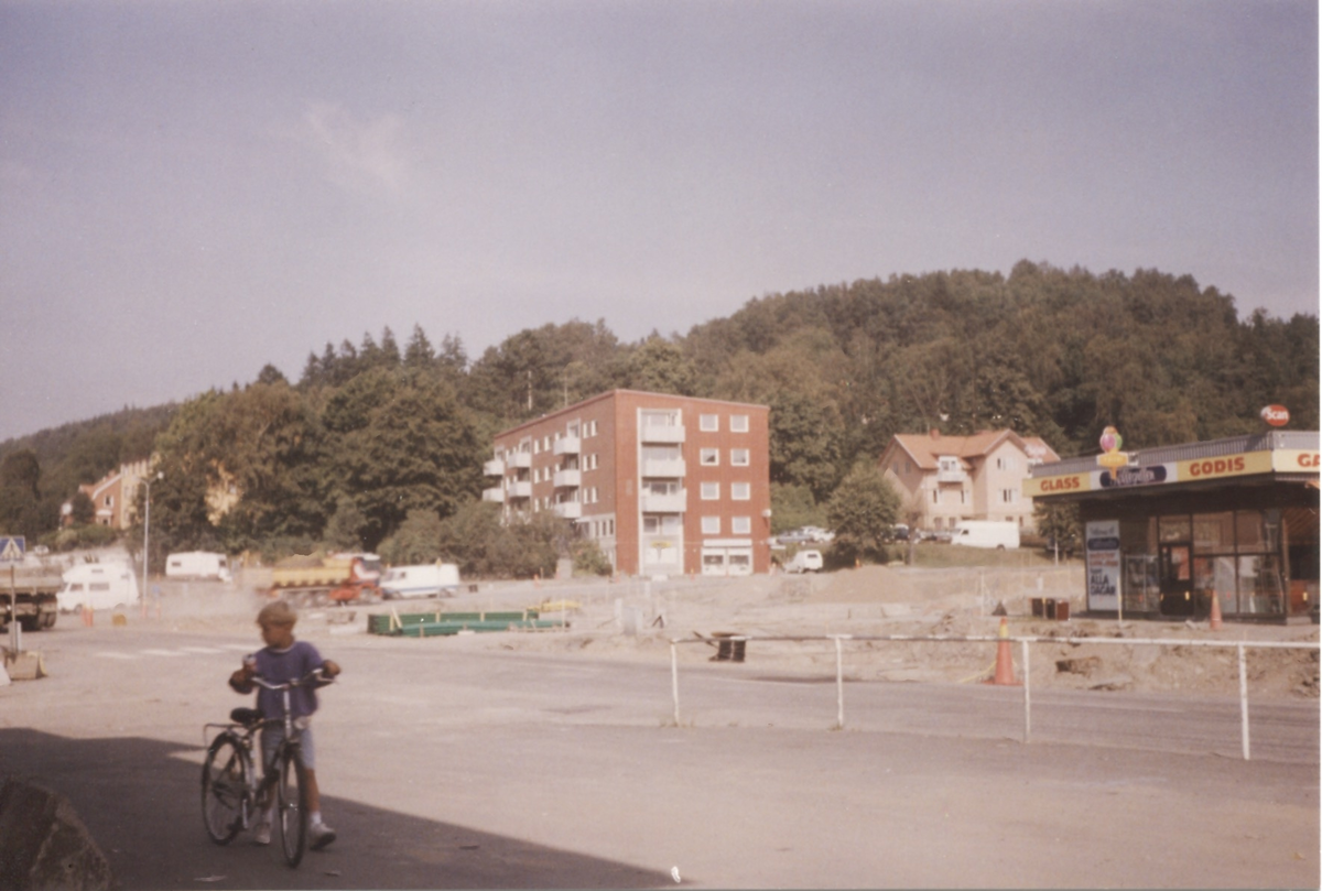 Kållereds centrum cirka 1990. I bakgrunden rakt fram ses lägenheterna på Streteredsvägen 1A - 1G och till höger ses "Hemmet".