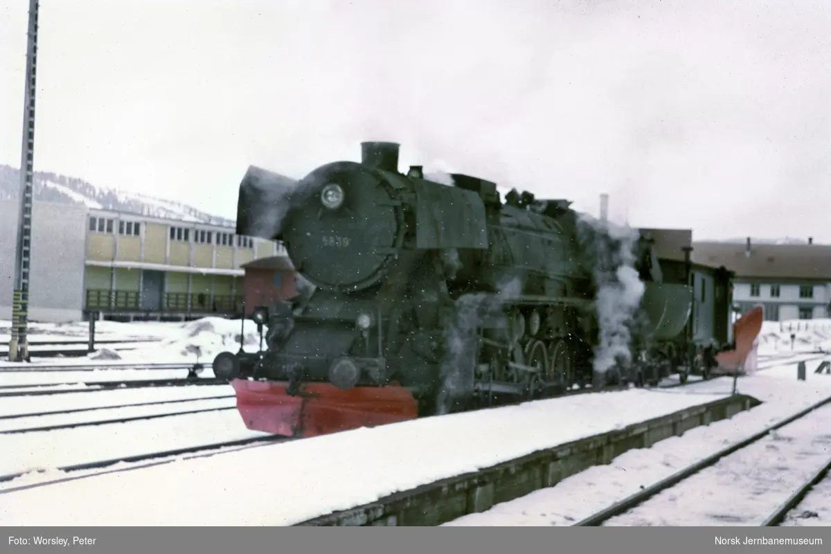 Damplokomotiv type 63a nr. 5839 med sporrenser i Mo i Rana
