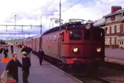 Svensk elektrisk lokomotiv litra Ma nr. 830 med persontog på