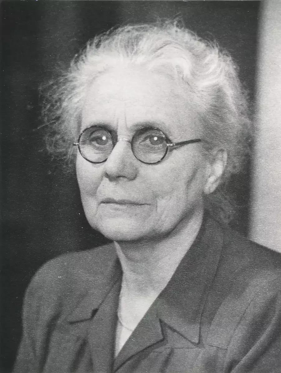 Sally Håkansson 1886-1961. Sally Håkansson var husmor och senare föreståndarinna vid Nacka ålderdomshem, Kranglan. 
