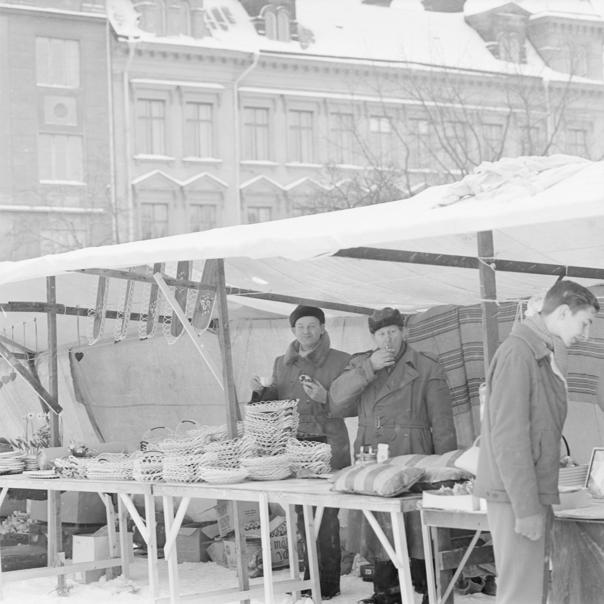 Distingsmarknad, korgförsäljning på Vaksala torg, Uppsala februari 1963