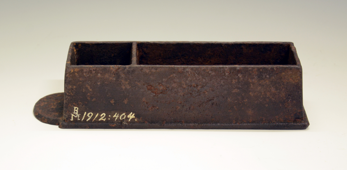 Fyrtøykasse. Fra protokollen: En kasse av jern til fyrstaal.
Med fyrstål og flint.