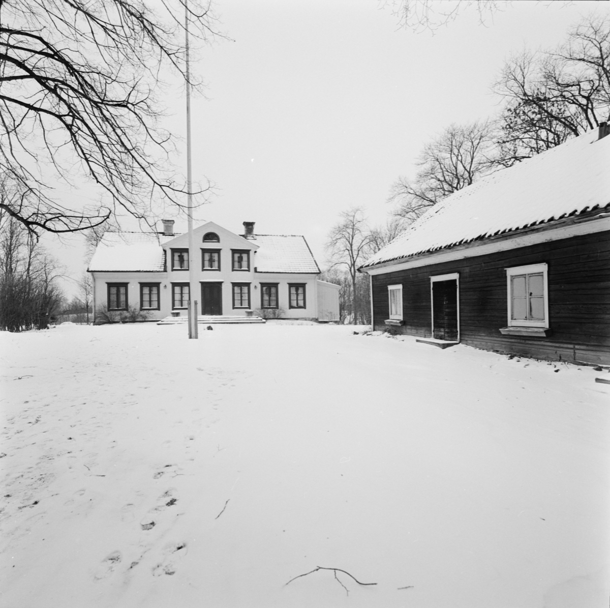 Huvudbyggnad och flygel, Björkby 5:3, Gamla Uppsala socken, Uppland januari 1958