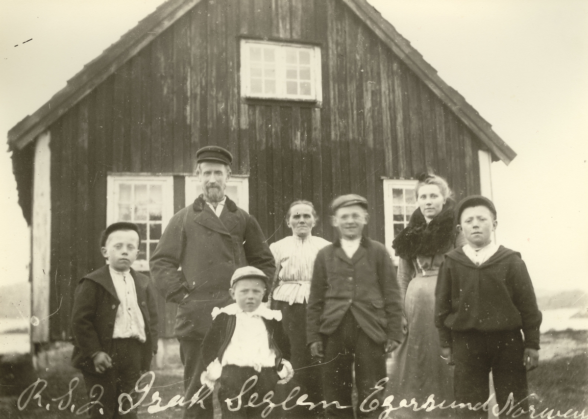 Isak Seglem med familie står foran bolighuset på gården på Seglem