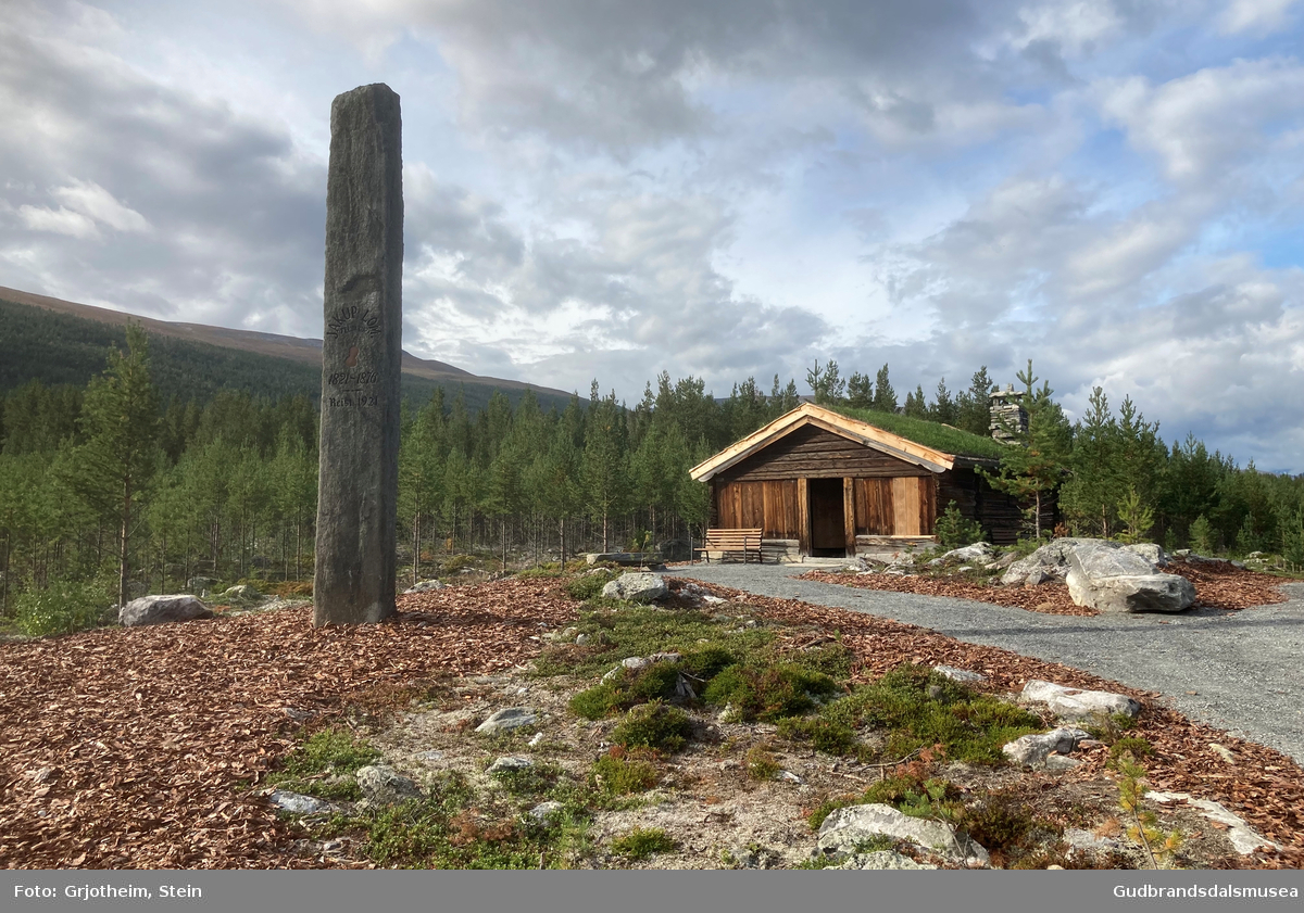 Fel-jakupstugu og minnesteinen over Fel-Jakup etter at dei vart flytta til sørsida av Bångråttjønn i 2021