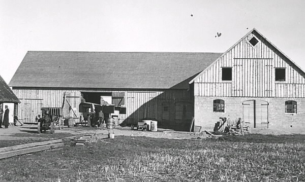 Ladugård tillhörig Lindhovs gård i Lindberg utanför Varberg. 
Tillhör samlingen med fotokopior från Hallands Nyheter som är från 1930-1940-talen.