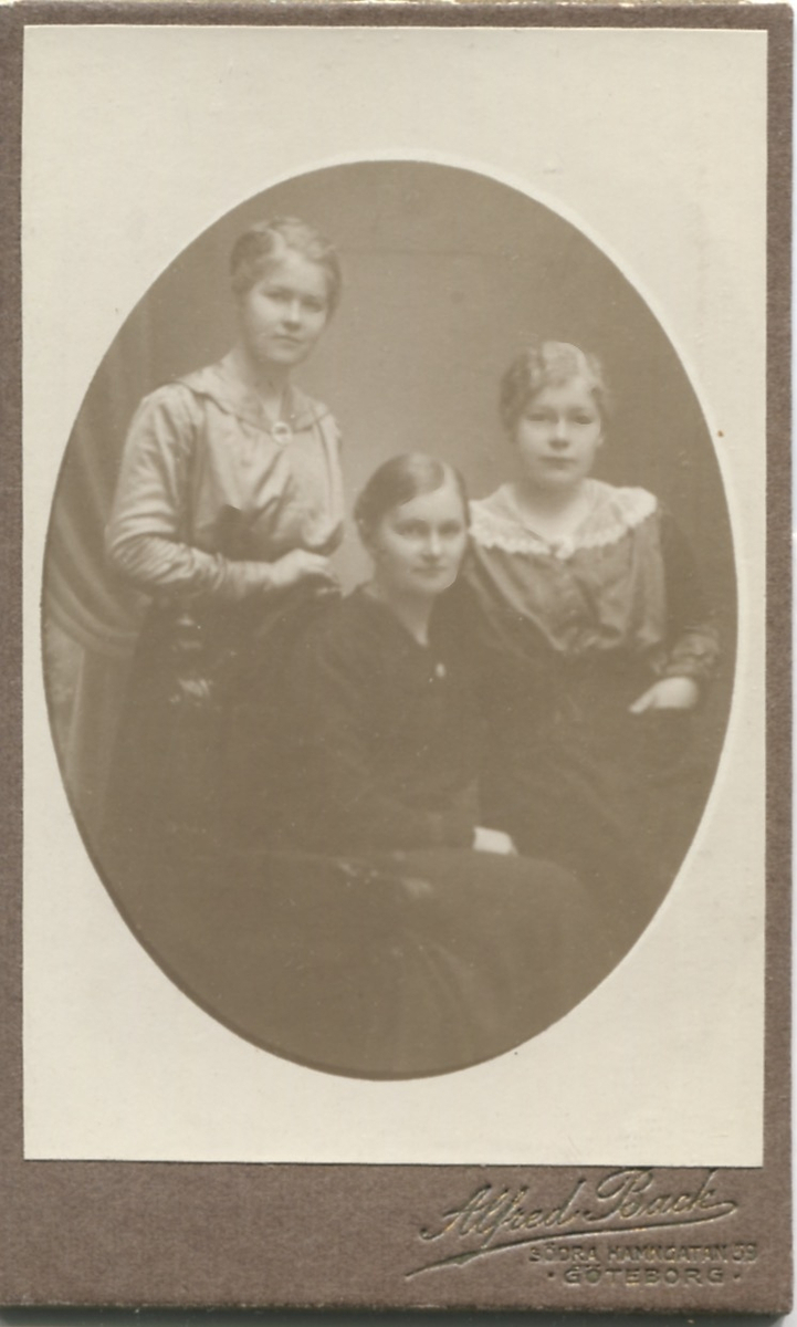 Ateljéporträtt av systrarna Anna Johansson (1892 - 1966, gift Vessberg), Hilda "Hildur" Johansson (1898 - 1985) och Svea Johansson (1892 - 1976).