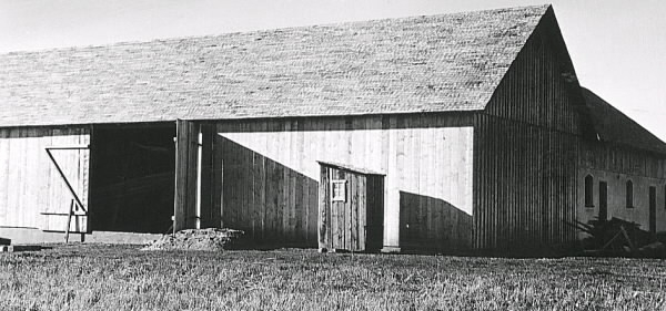 Ladugård tillhörig Lindhovs gård i Lindberg utanför Varberg. 
Tillhör samlingen med fotokopior från Hallands Nyheter som är från 1930-1940-talen.