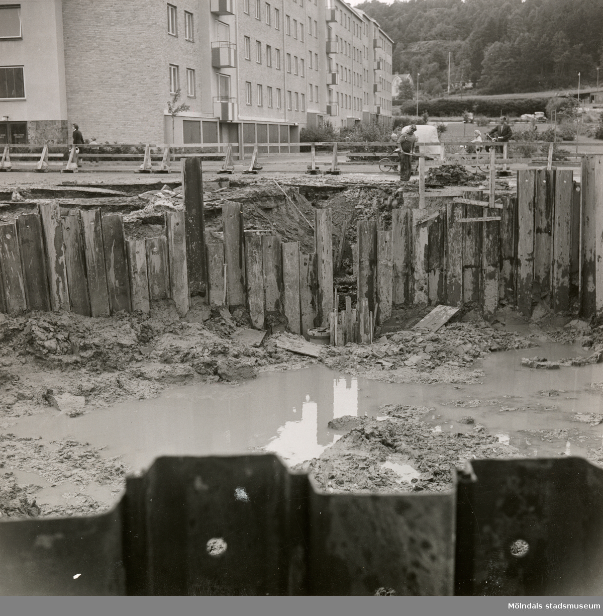 Från byggnationen av Cityköp vid Biskopsbogatan i Bosgården, Mölndal, hösten 1957.