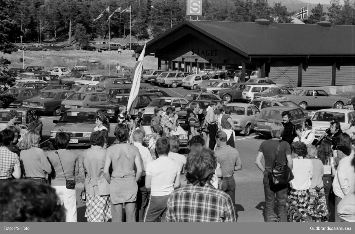 Skeimoplassen er full av bilar og folk under GU-syemna i 1982