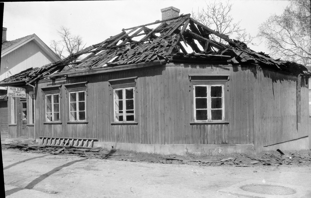 Bakerforretning Hilda Olsen, Nymoen. Brannskadet hus.