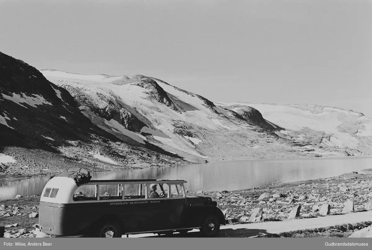 Buss på veg over Strynsfjellet