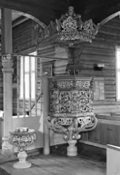 Preikestolen og døypefonten i Skjåk kyrkje