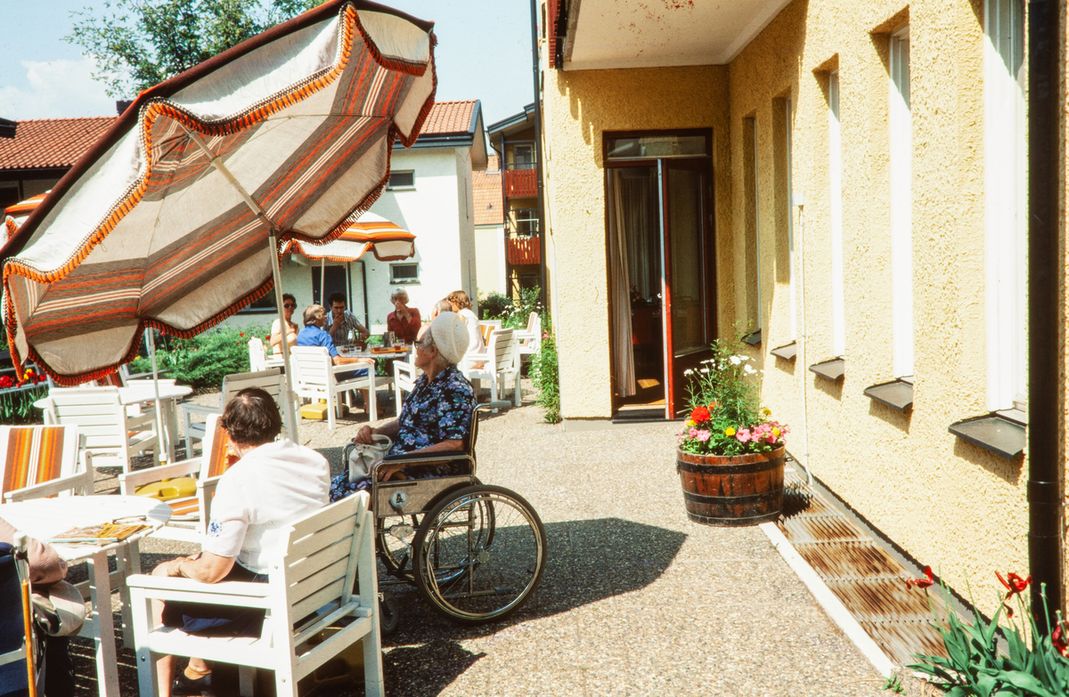Innergården på Aspen servicehus i centrala Linköping.
Äldreboende, Pensionärer.

Bilder från staden Linköping digitaliserade från diapositiv. Bilderna är från 1970-1990-talet.