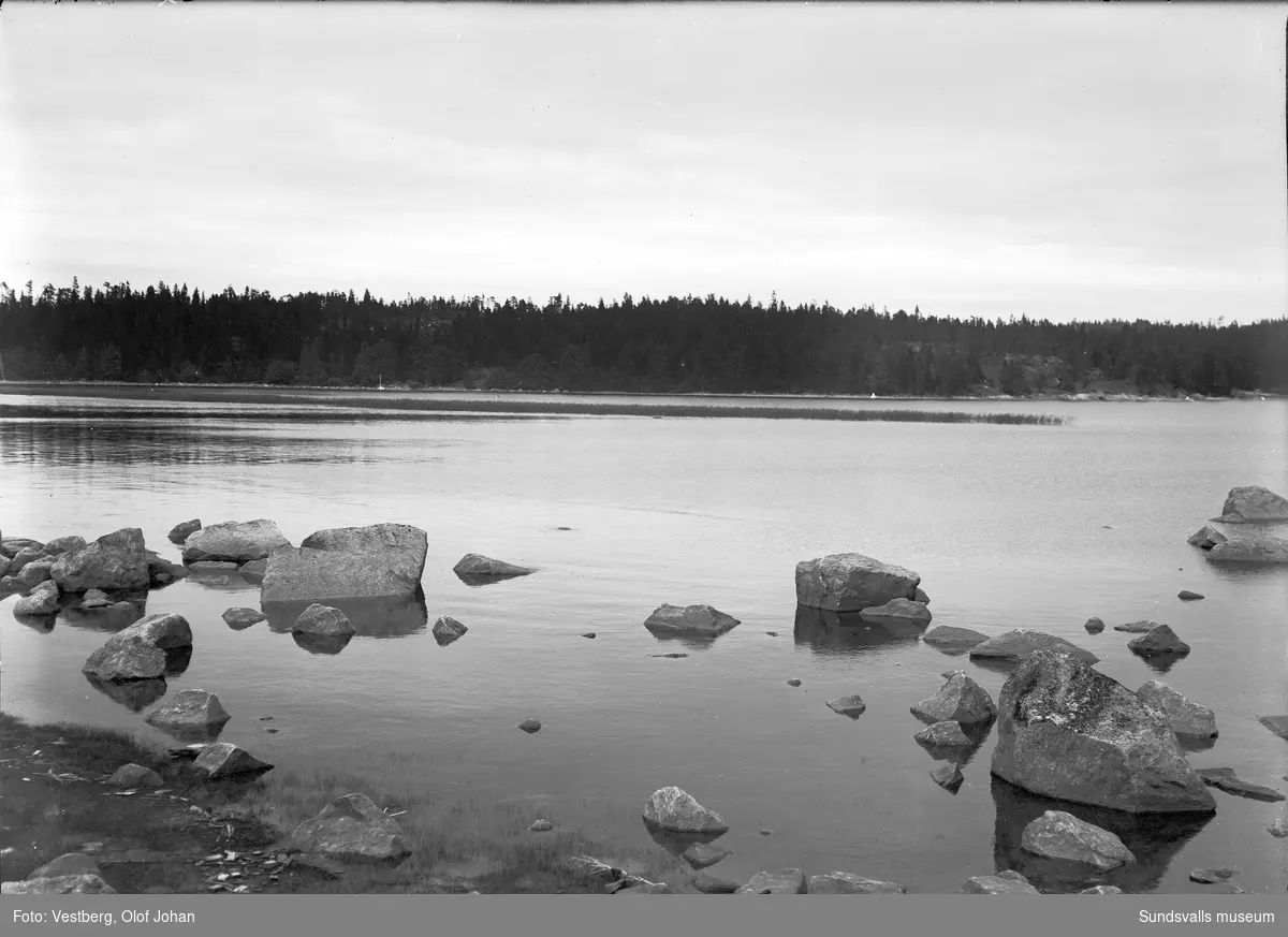 Skärgårdsvy, troligen fotograferad från ön Skigan i Juniskärs skärgård.